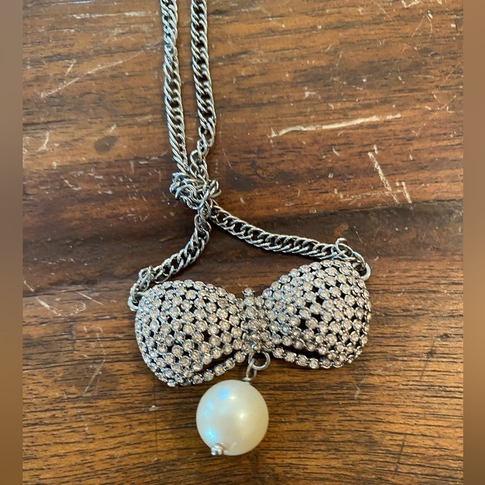 🆕 NWT ANN TAYLOR Rhinestone Bow & Faux Pearl Pendant Necklace Silver Tone
